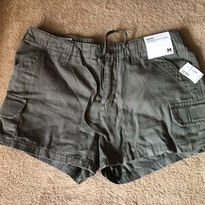 NWT Aeropostale Women’s Low Rise Utility Shorts Size Medium Khaki Green